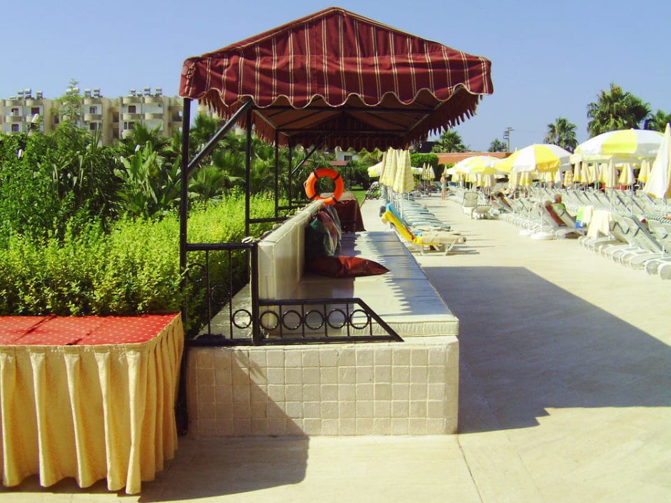 Relaxmöglichkeit am großen Pool Hotel Royal Garden Beach