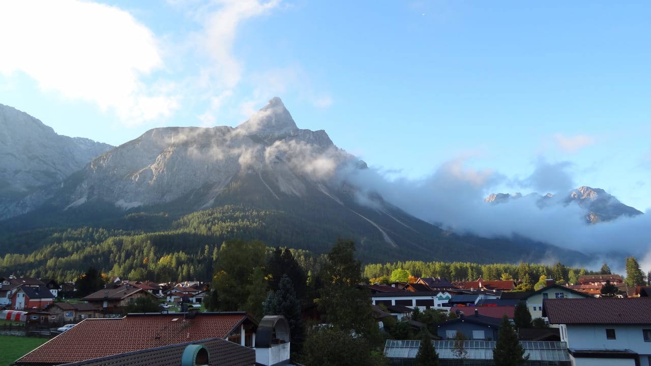Sonnenspitze (Aussicht vom Balkon) Tirolerhof | Familotel Zugspitze