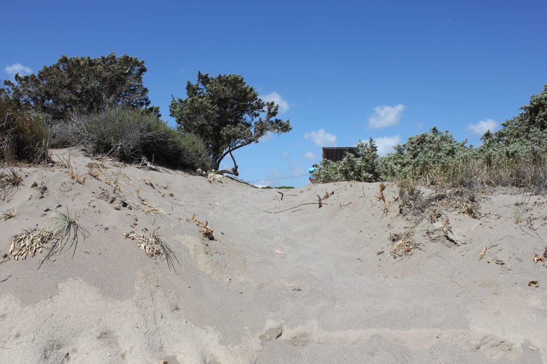 Weg vom Strand zur Snackbar Atlantica Plimmiri