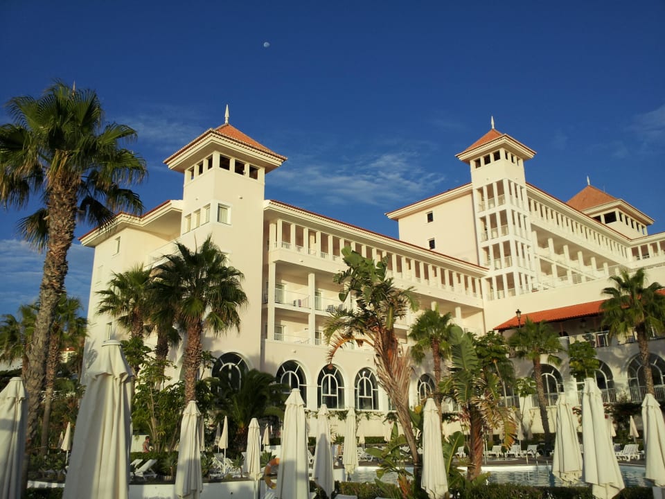 Blick vom Pool auf das Hotel Hotel Riu Madeira