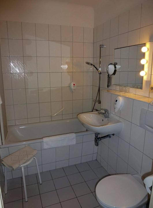 DZ 206, Badezimmer mit Badewanne Days Inn Leipzig City Centre