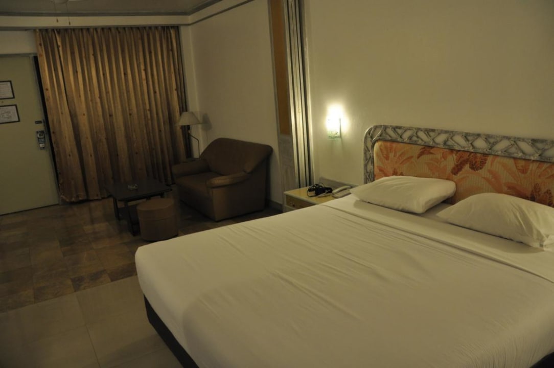 Angenehm gross und teilbar in Wohn-und Schlafbereich Basaya Beach Hotel & Resort