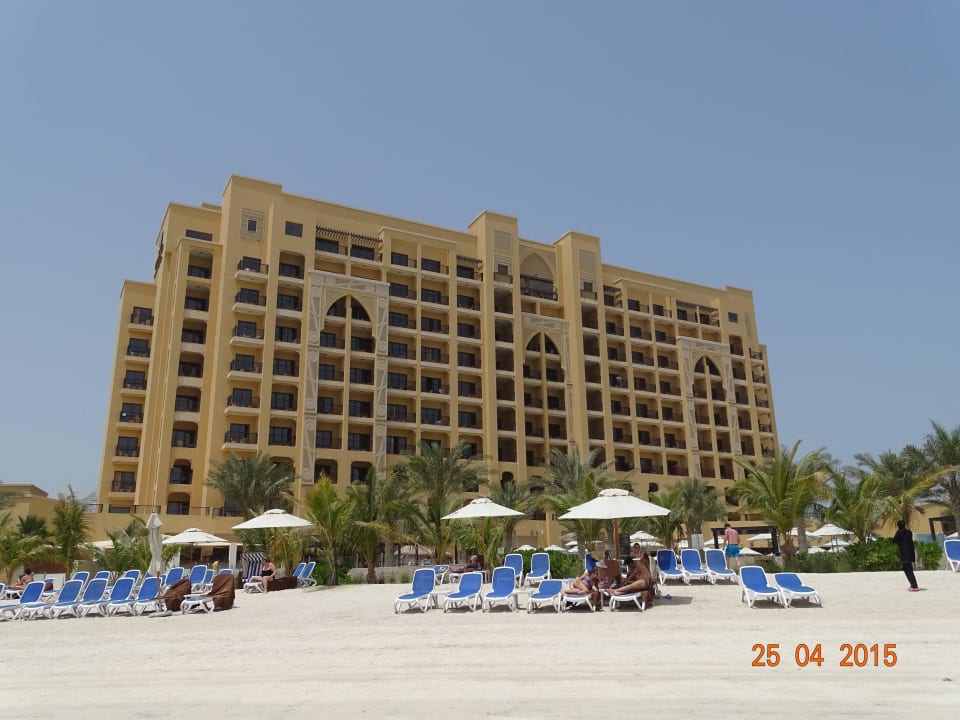 Blick vom Strand zum Hotel DoubleTree by Hilton Resort & Spa Marjan Island