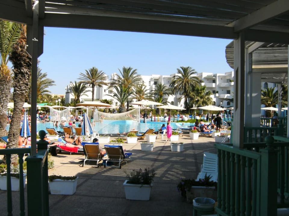 Ausblick von Bar zum Pool Hotel El Mouradi Skanes Beach