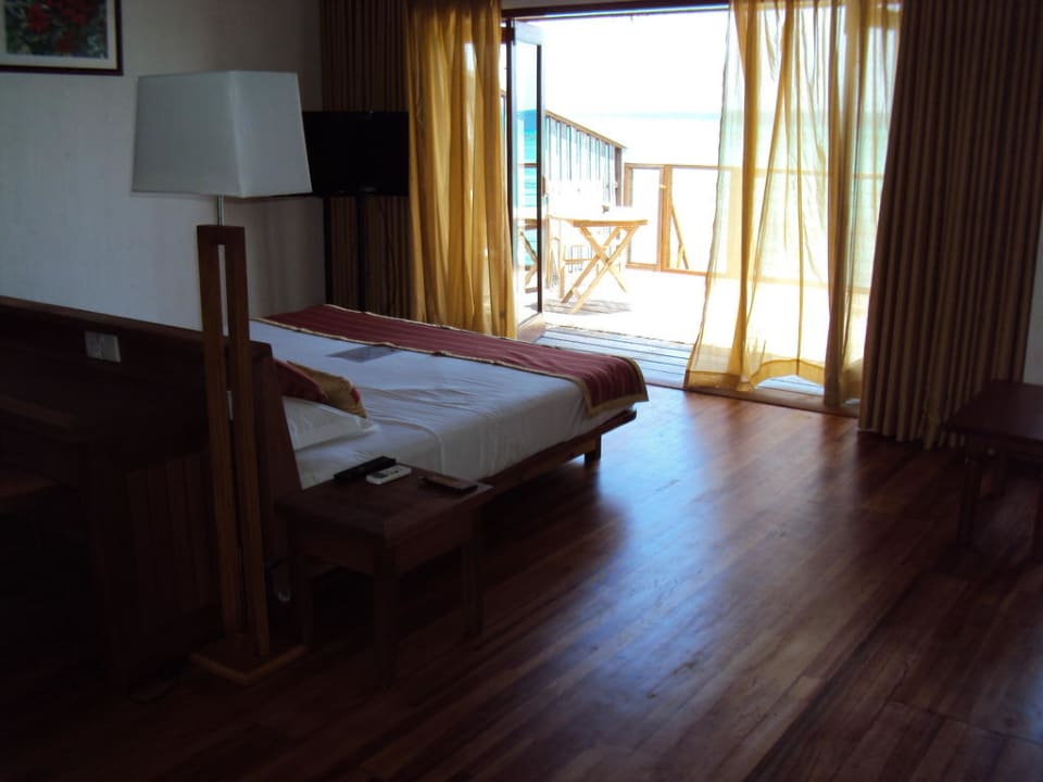 Wohnbereich Wasserbungalow mit Blick auf Terrasse NH Collection Maldives Reethi Resort