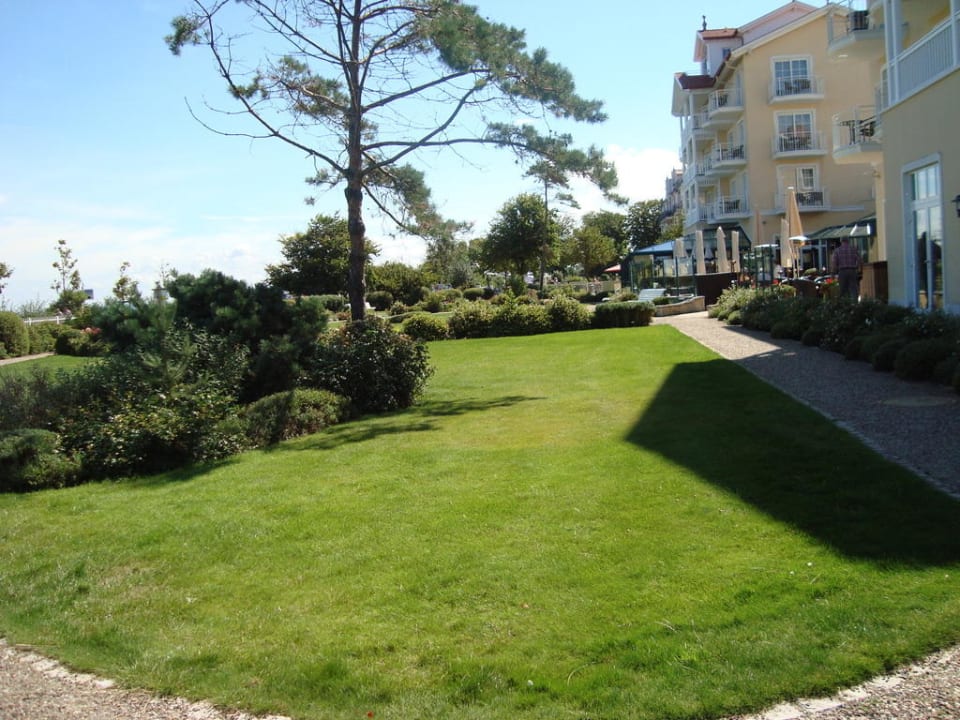 Hotelgarten und Kaffeeterrasse im Hintergrund A-ROSA Ostseehotel Kühlungsborn