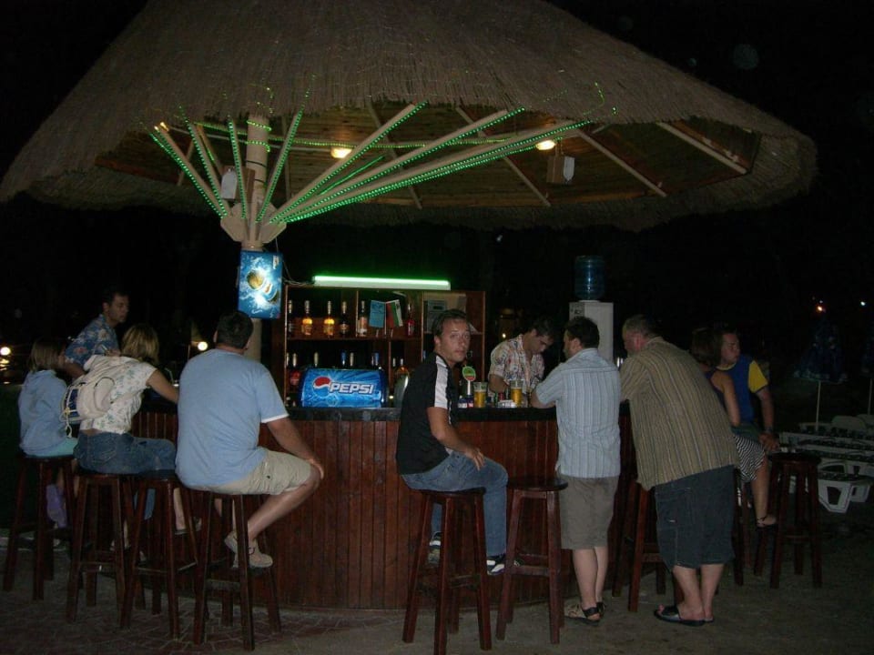 Poolbar bei Nacht HVD Club Bor