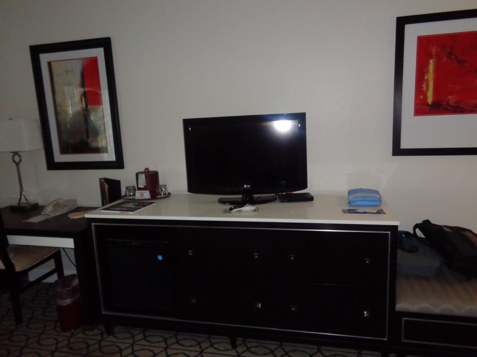 Fernseher und Kommode mit Kühlschrank Hotel The Inn on Fifth