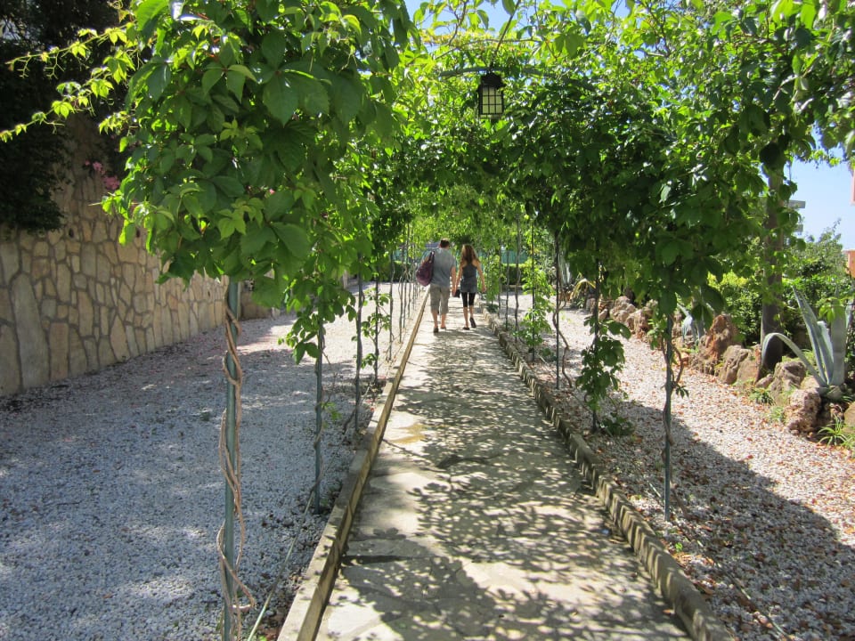 Weg durch die Hotelanlage Hotel Club Paradiso