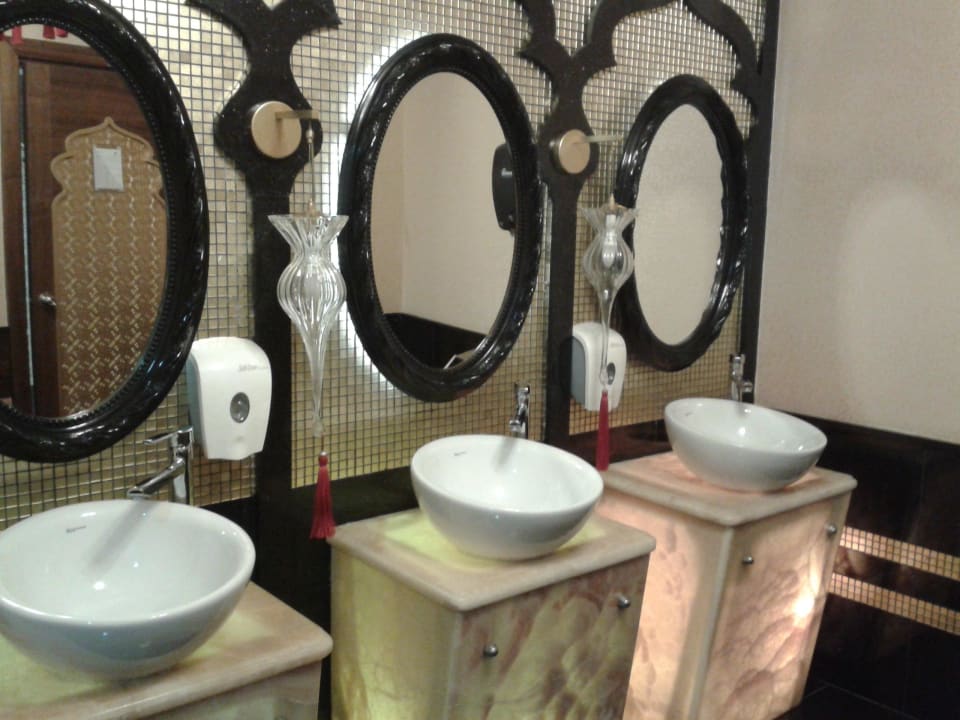 Waschbecken auf den Toiletten Diamond Excellence Resort & Spa