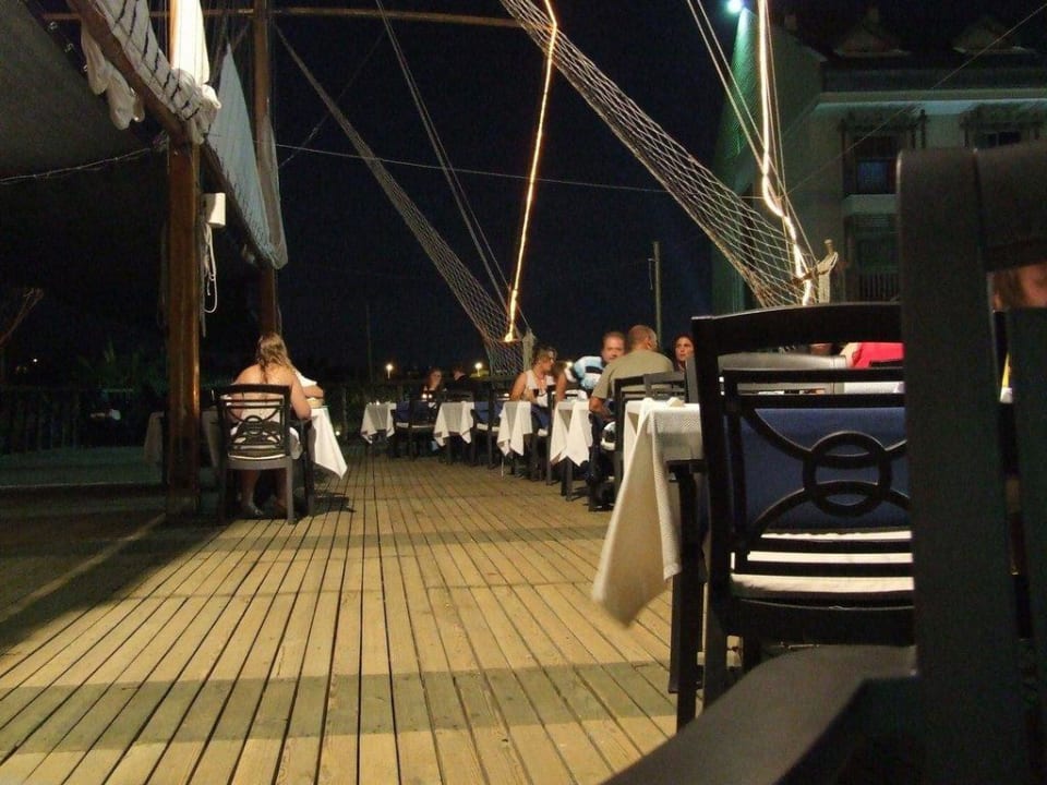 Fischrestaurant nach Sonnenuntergang Can Garden Resort