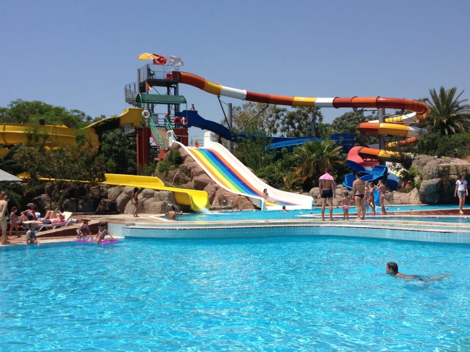 Kleinerer Pool mit Rutschen Belconti Resort Hotel