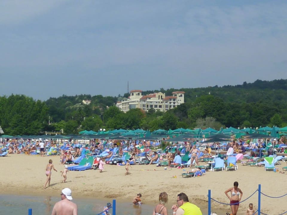 Im Hintergrund das Holiday Village Duni Royal Pelican Resort