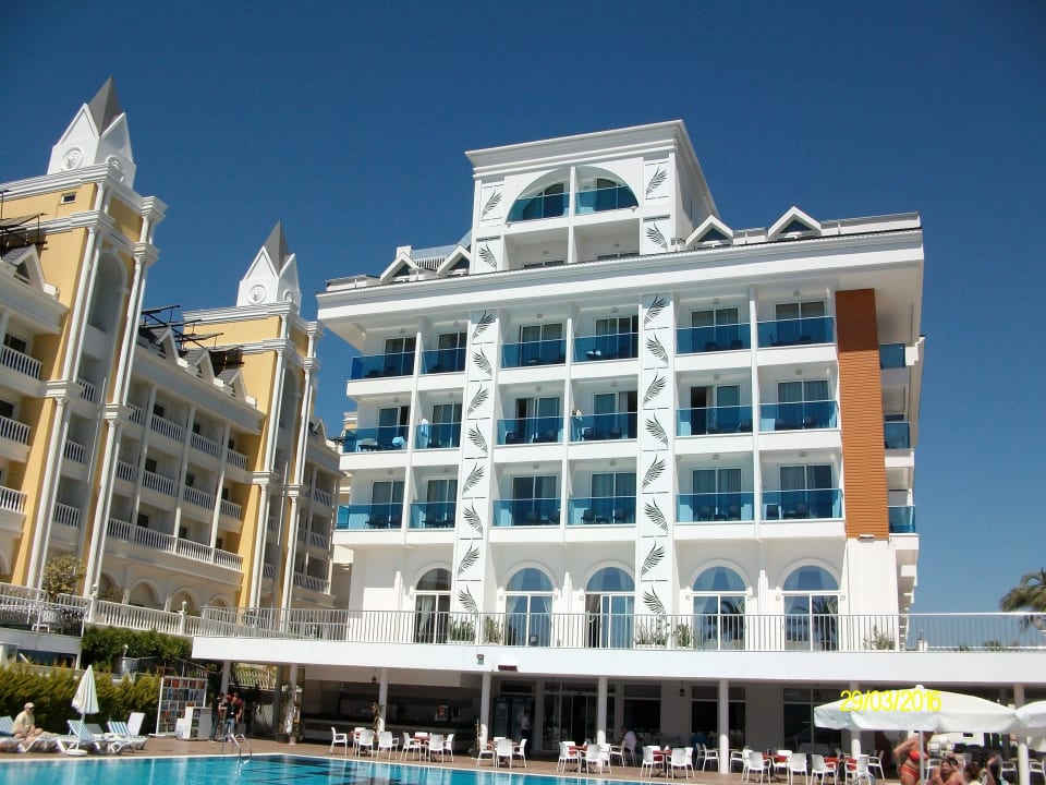 Hotel vom Pool aus Palm World Side Resort & Spa