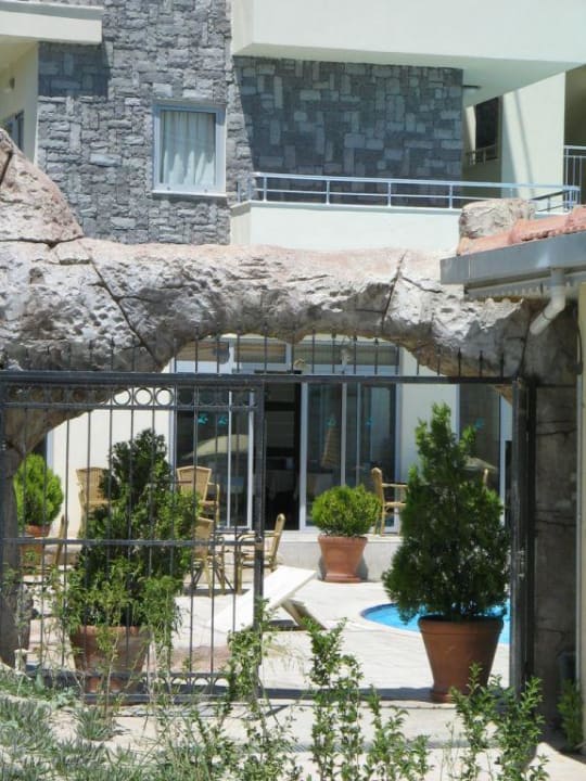 Gang von Draußen zum Pool La Vita's Hotel