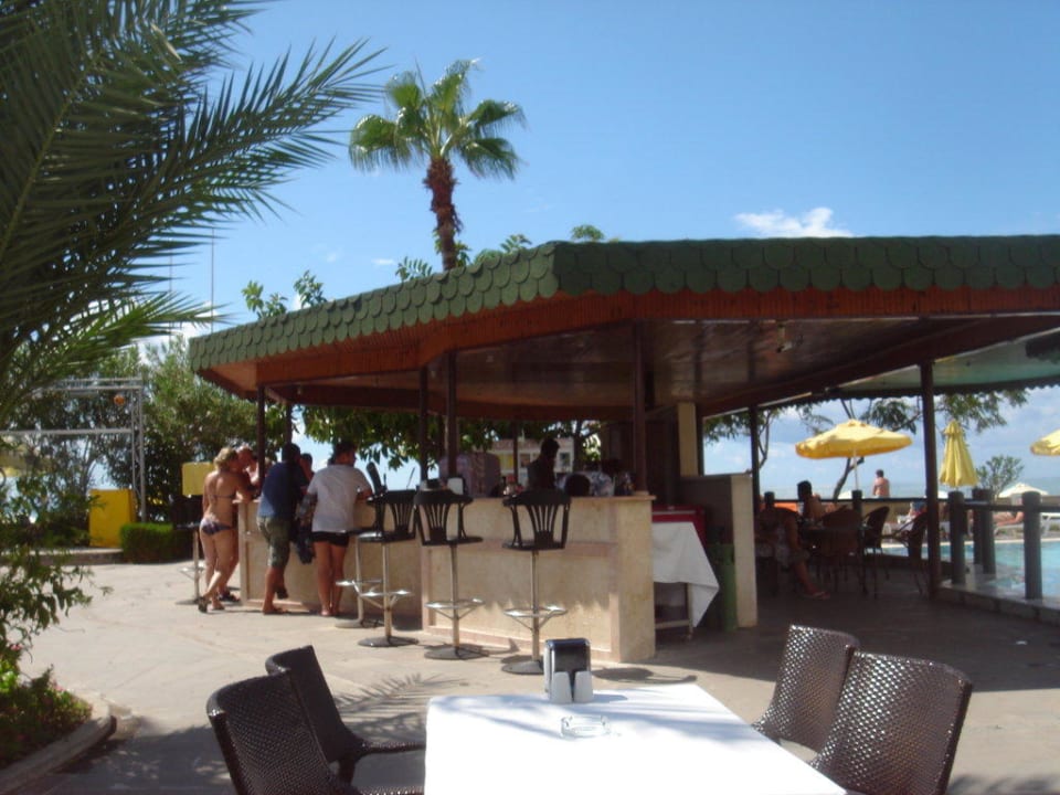 Bar im Poolbereich Senza Sunset Beach Hotel