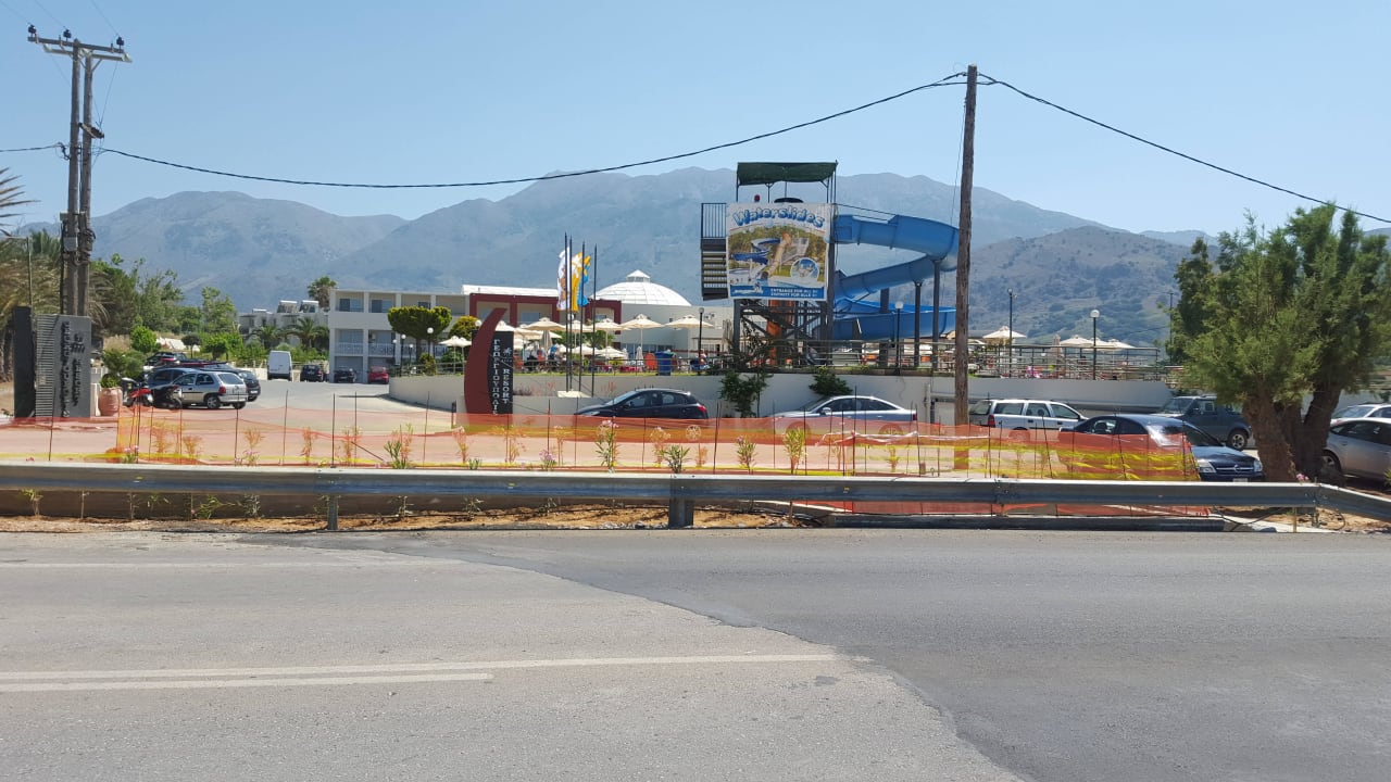 Hotel od strony ulicy HARPIN Georgioupolis Resort Aquapark & SPA