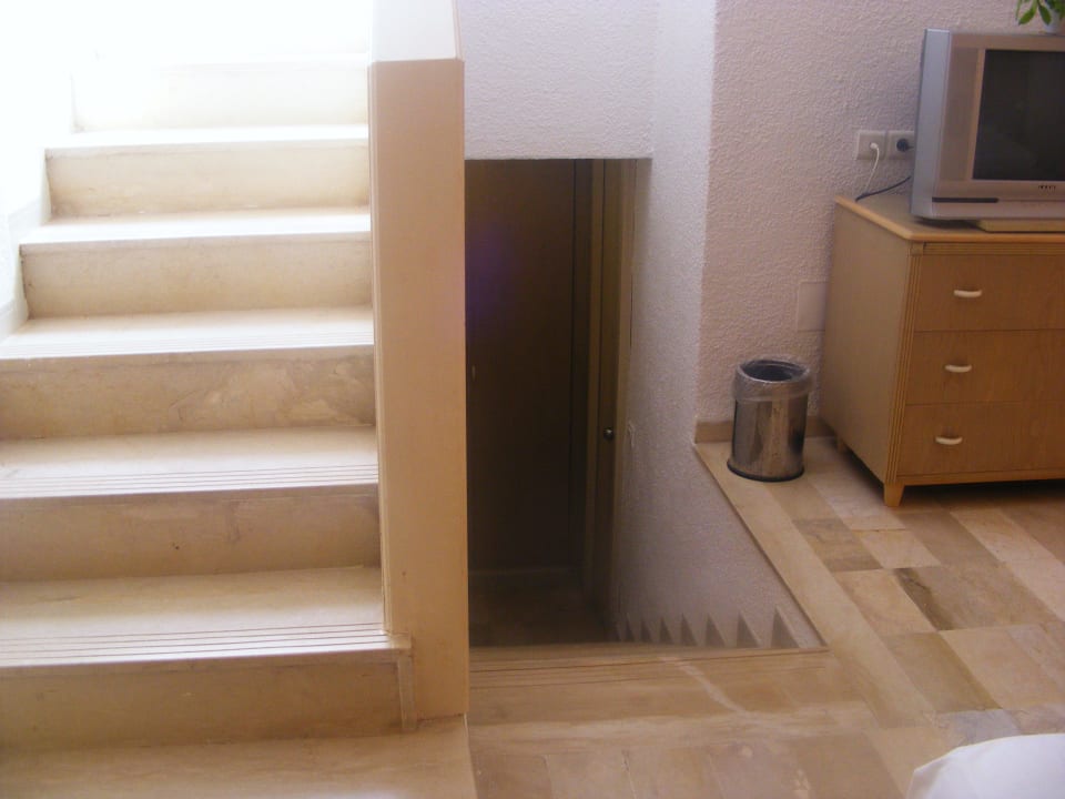 Rauf zum Balkon, runter zum Bad und Kleiderschrank Hotel El Mouradi Djerba Menzel