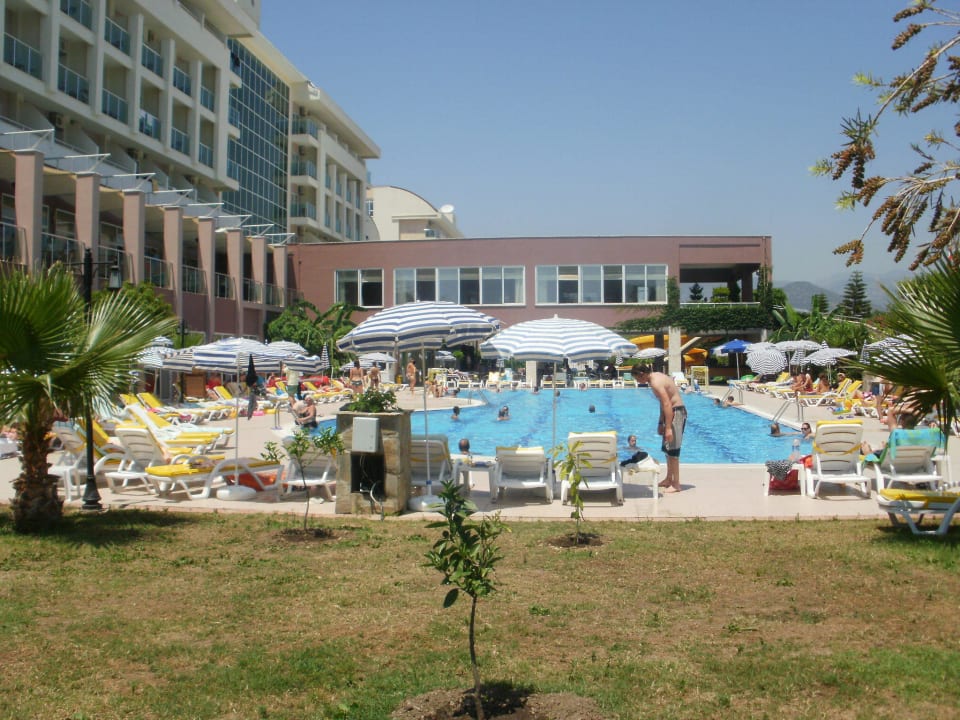 Großer Pool sehr sauber Telatiye Resort