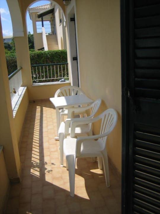 Terrasse vor Bungalow Acharavi Beach Hotel