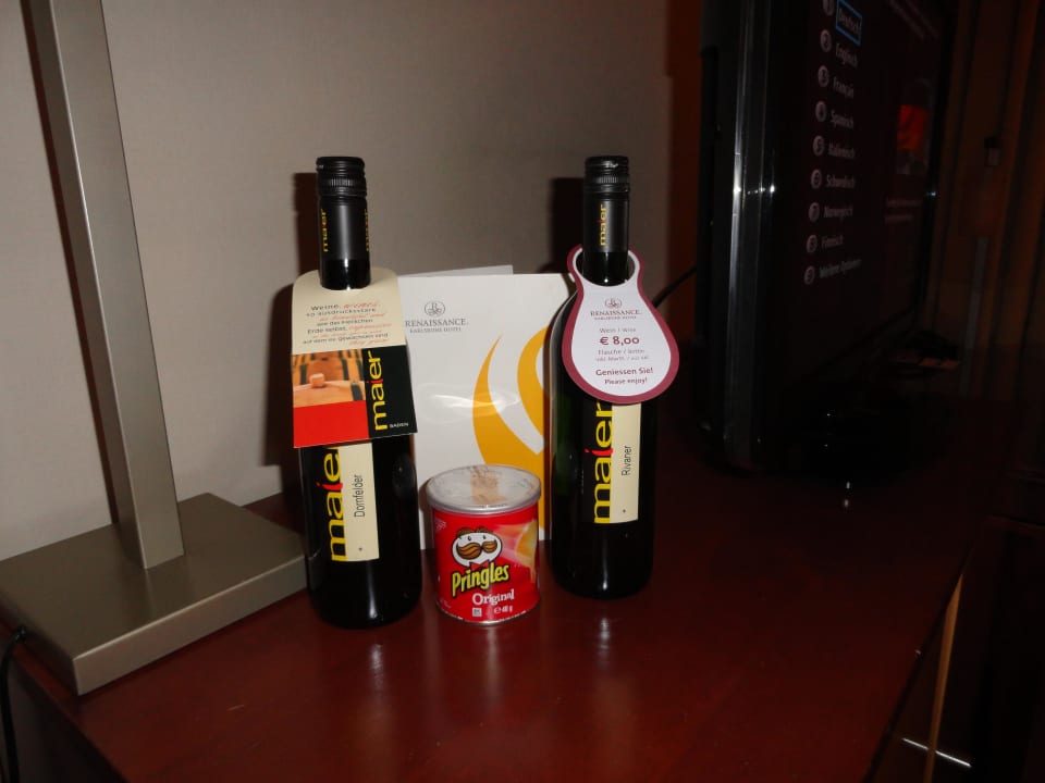 Angebotener Wein und Chips The Q Quadro City Hotel