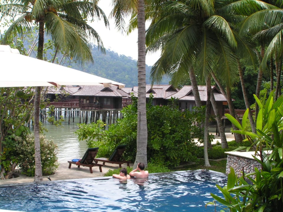 Pool with a view to the beach Hotel Pangkor Laut Resort/Estates
