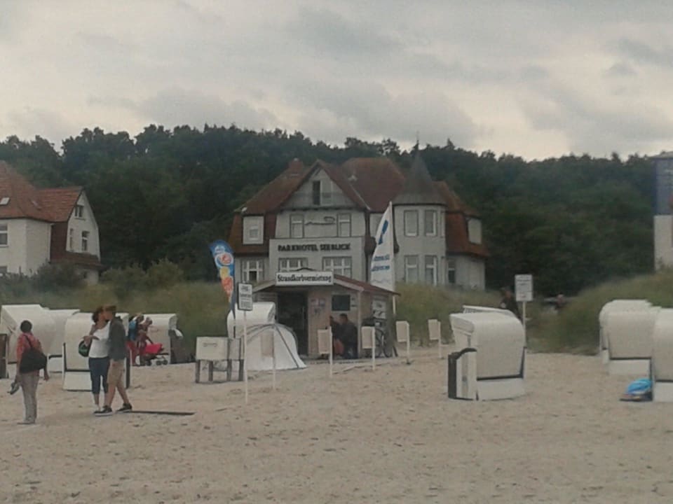 Blick vom Strand auf das Hotel Parkhotel Seeblick