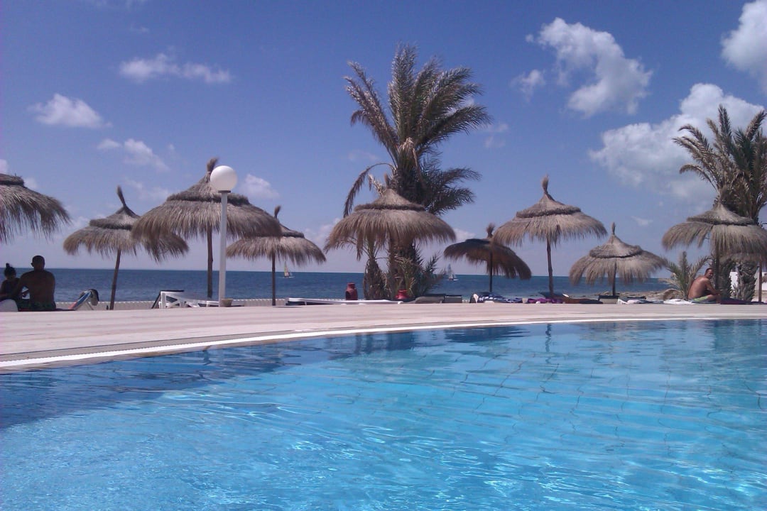 Pool mit Blick aufs Meer (Salzwasser) Hotel El Mouradi Djerba Menzel