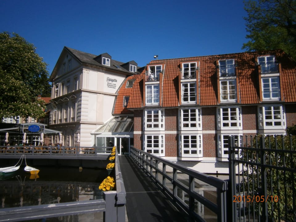 Blick aufs Haupthaus der großzügigen Hotelanlage Bergström Hotel Lüneburg