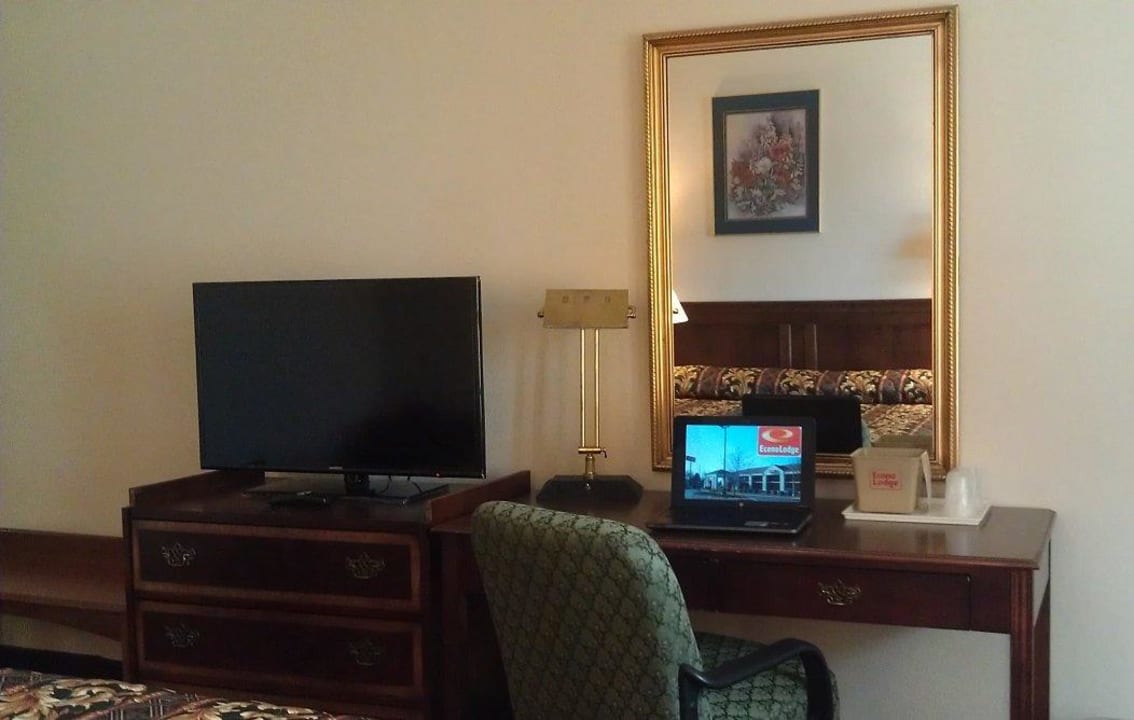 Work Desk with 40" LED TV Hotel Econo Lodge Henderson
