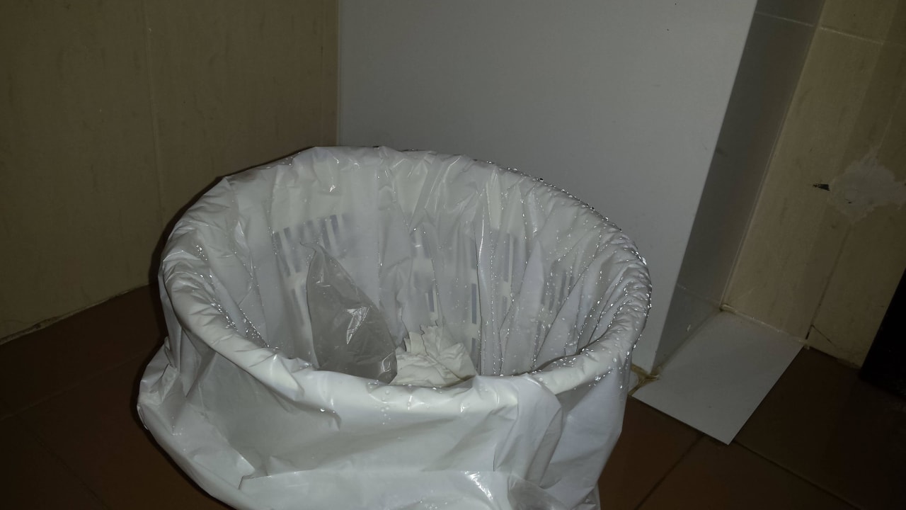 Zi. 435 - nasser Mülleimer durch Loch in der Badde The Sea Hotel by Grupotel - Adults only