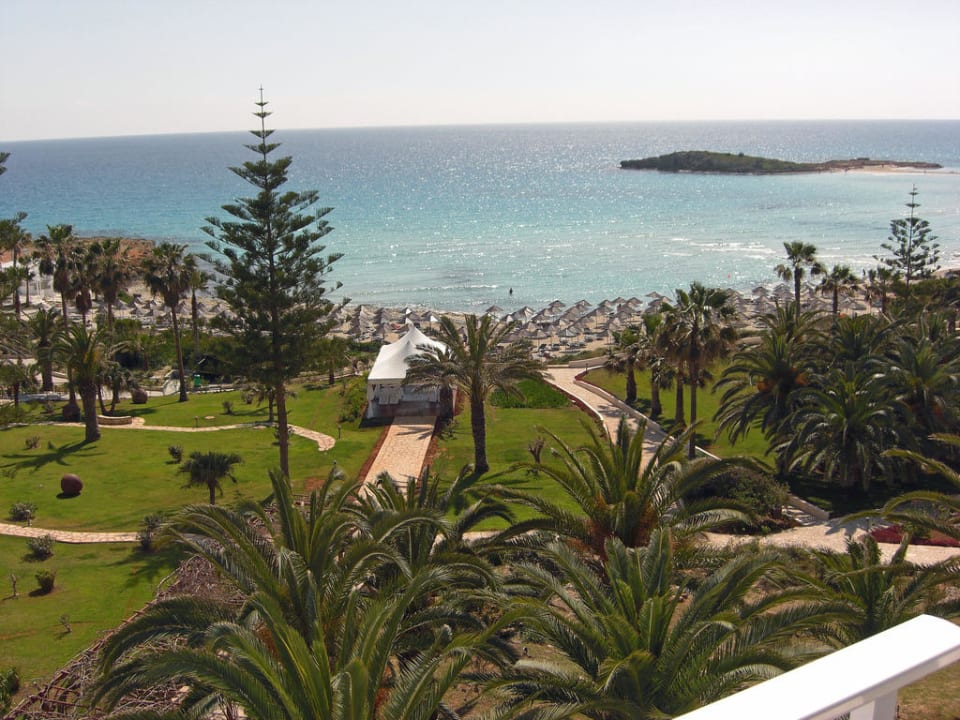 Ausblick vom Balkon im vierten Stock Hotel Nissi Beach Resort