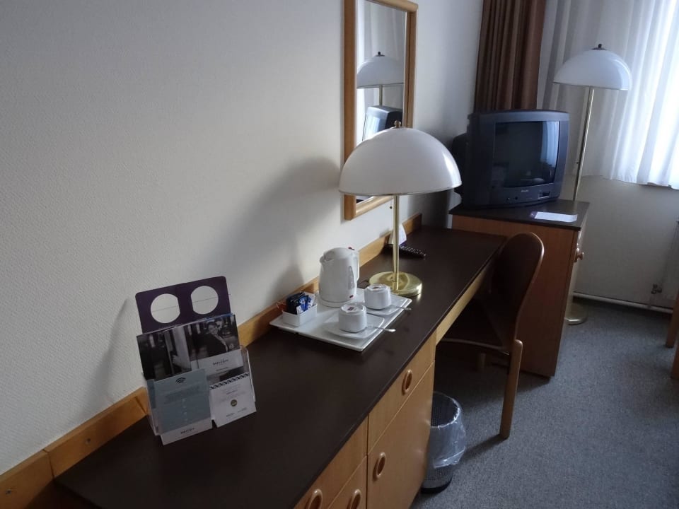 Schreibtisch, Röhrenfernseher Hotel Mercure Jelenia Gora