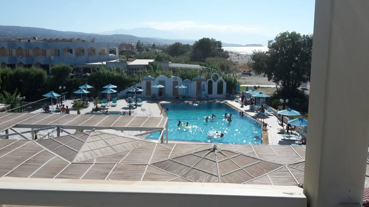 Blick auf den großen Pool vom Balkon Golden Beach Rethymnon