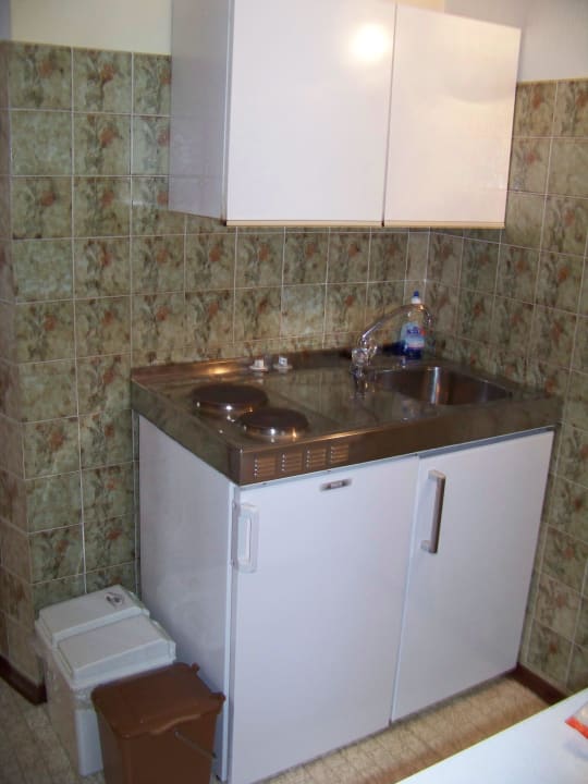 Küchenecke mit Mülltrennung Apartment Weirather Stefan