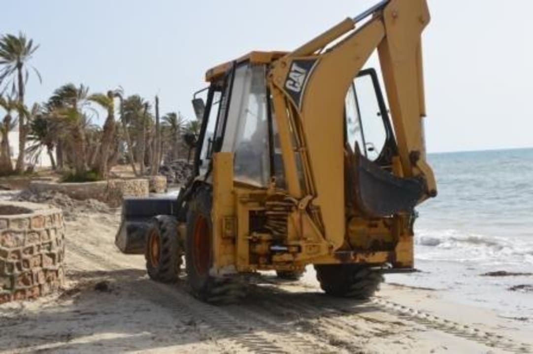 Entfernung des Seegras Hotel El Mouradi Djerba Menzel