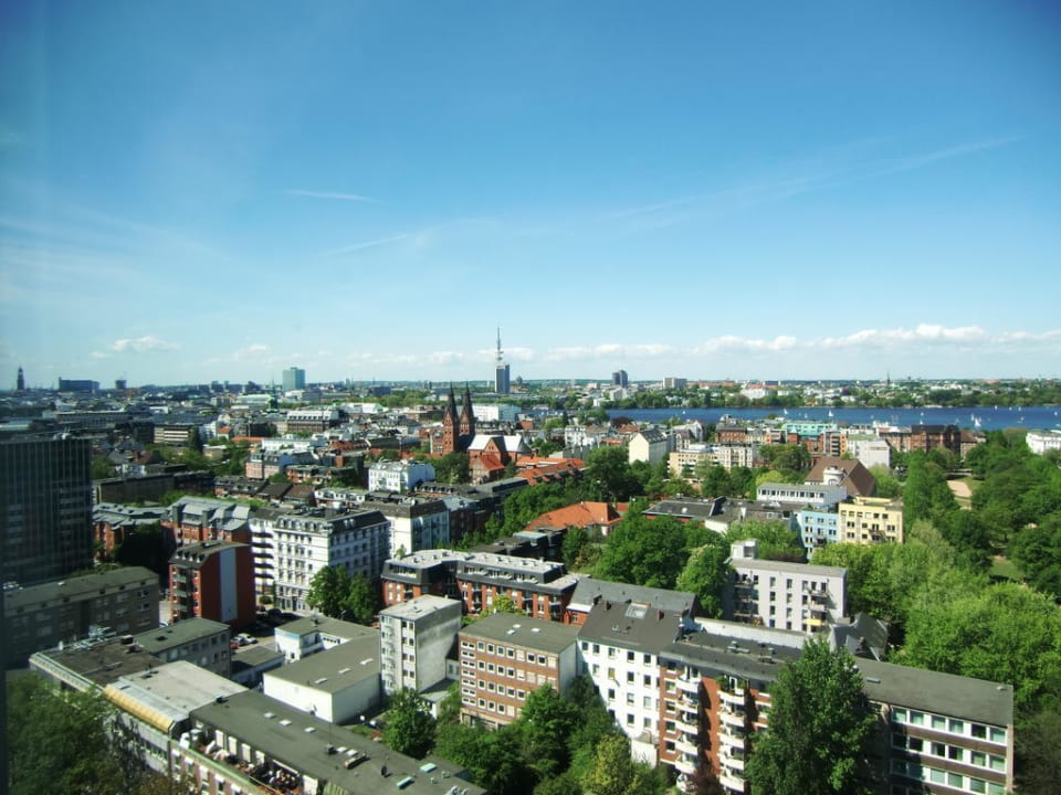 Blick vom Flurfenster 19. Etage Motel One Hamburg-Alster