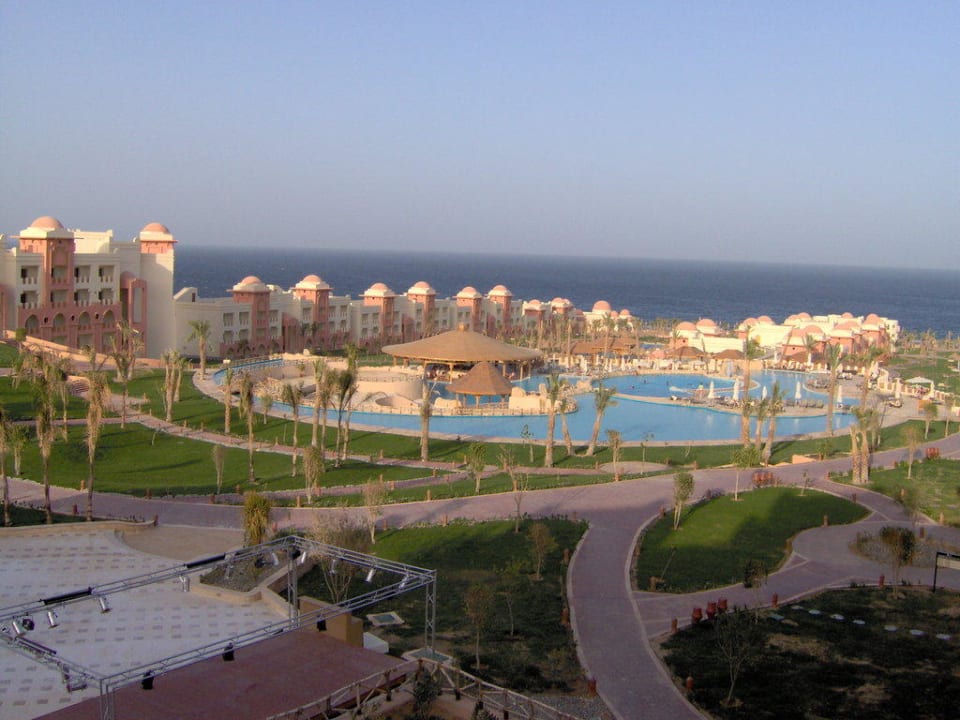 Ausblick auf die Poolanlage Serenity Alpha Beach