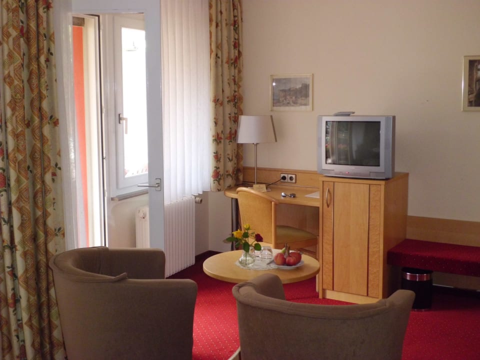 Sitzmöglichkeiten und Schreibtisch mit TV Hotel Sonnenhof