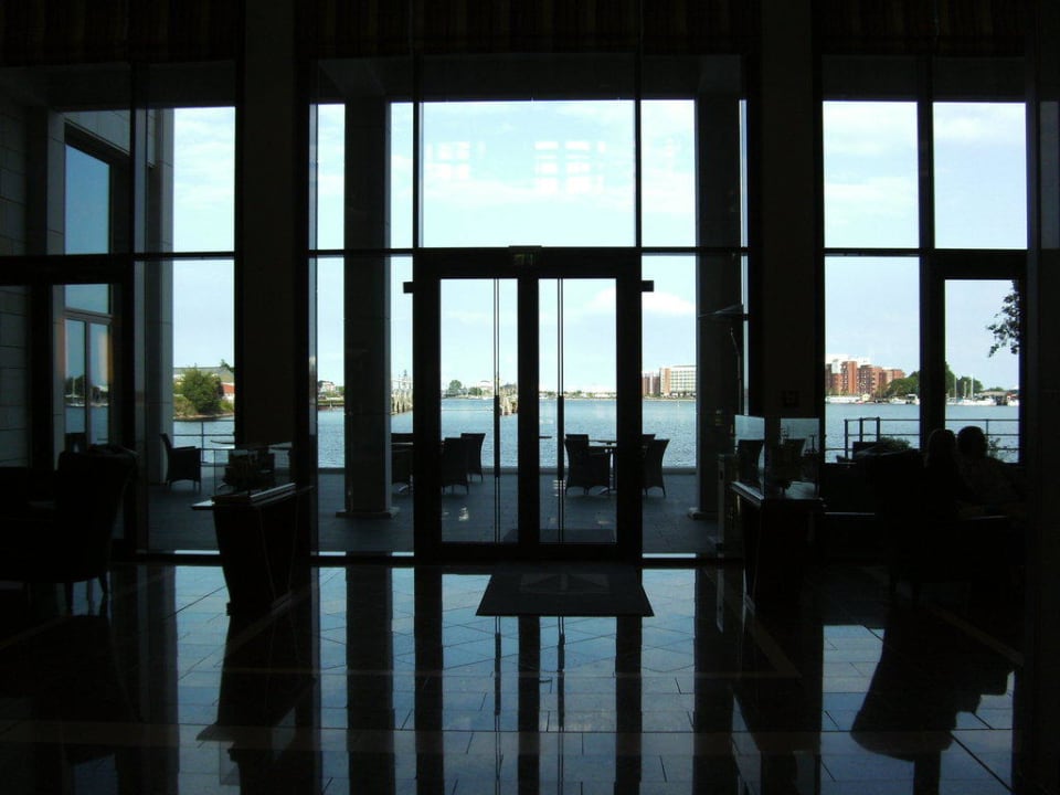 Blick auf die Terrasse ATLANTIC Hotel Wilhelmshaven