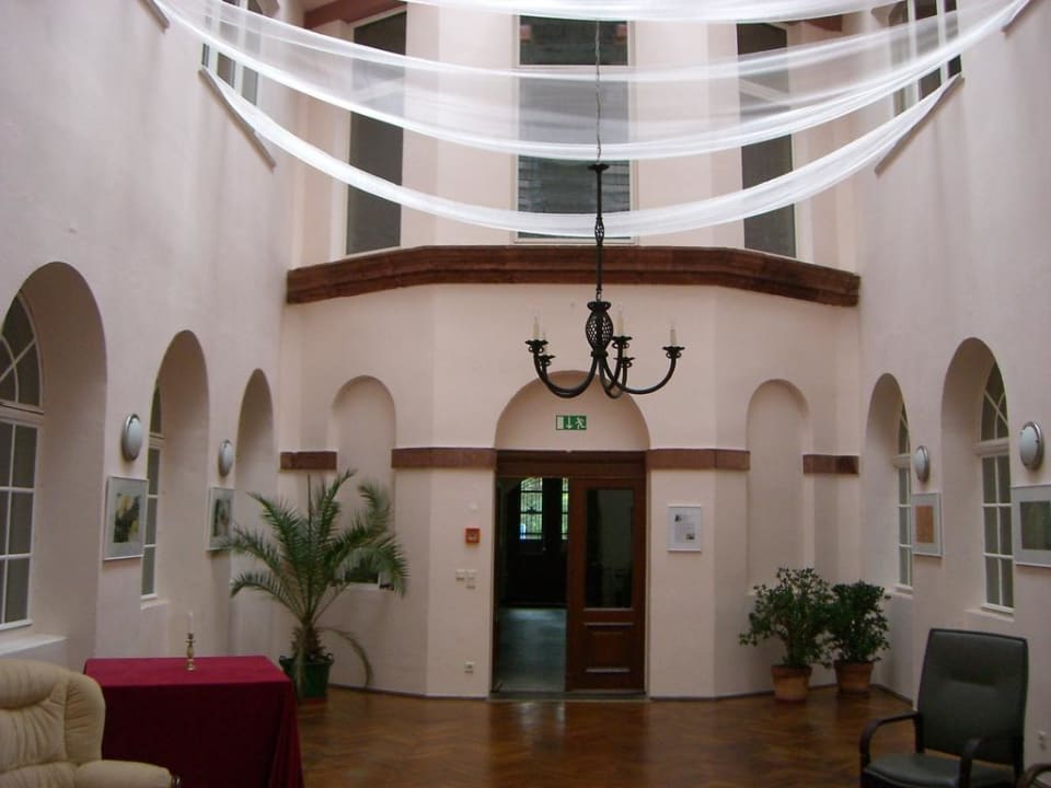 Lichthof Pension Herrenhaus Schmölen