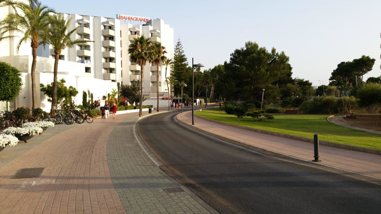 Zufahrtstraße zum Hotel Hipotels Bahia Grande