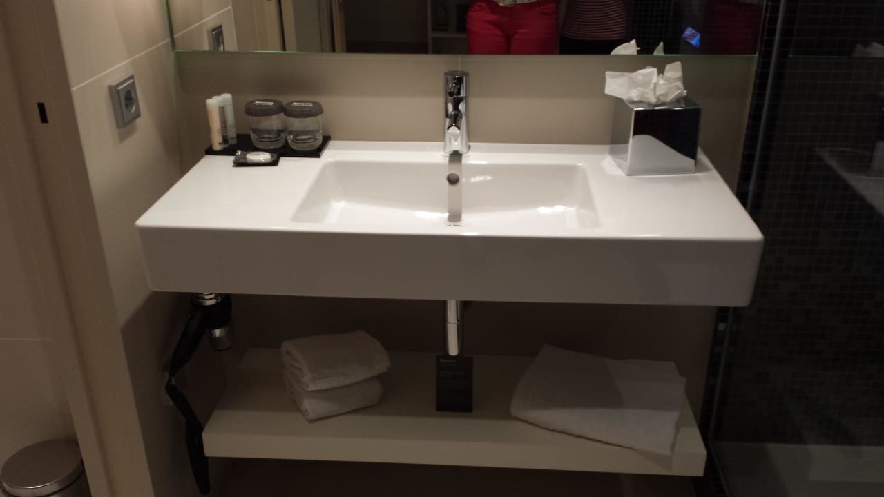 Waschtisch mit Ablageflächen "Super" Barceló Hamburg