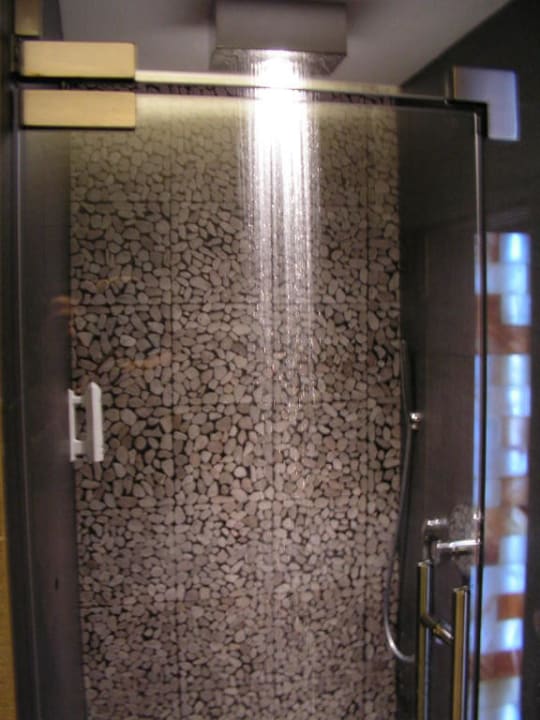 Eine der tollen Regenwasserduschen in der Sauna Hotel Olympia