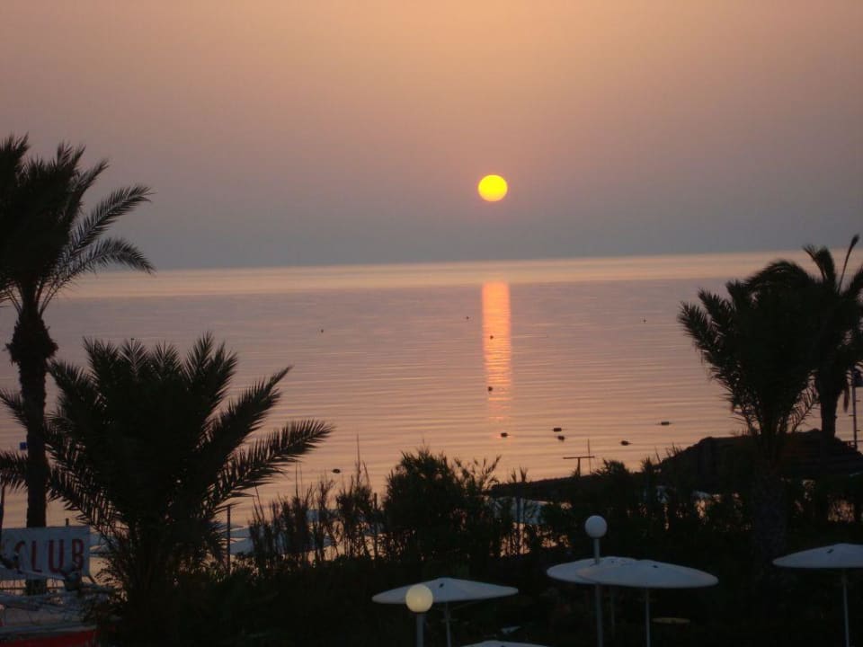 Sonnenuntergang über dem Meer Hotel El Mouradi Skanes Beach