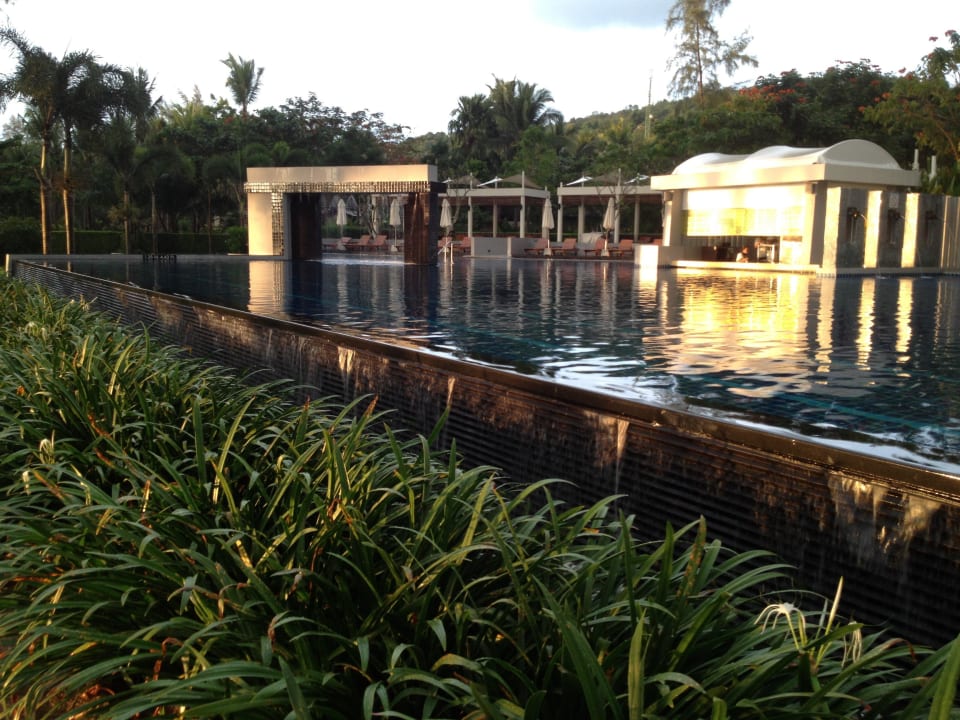 Grosser Pool mit Poolbar Dusit Thani Krabi Beach Resort