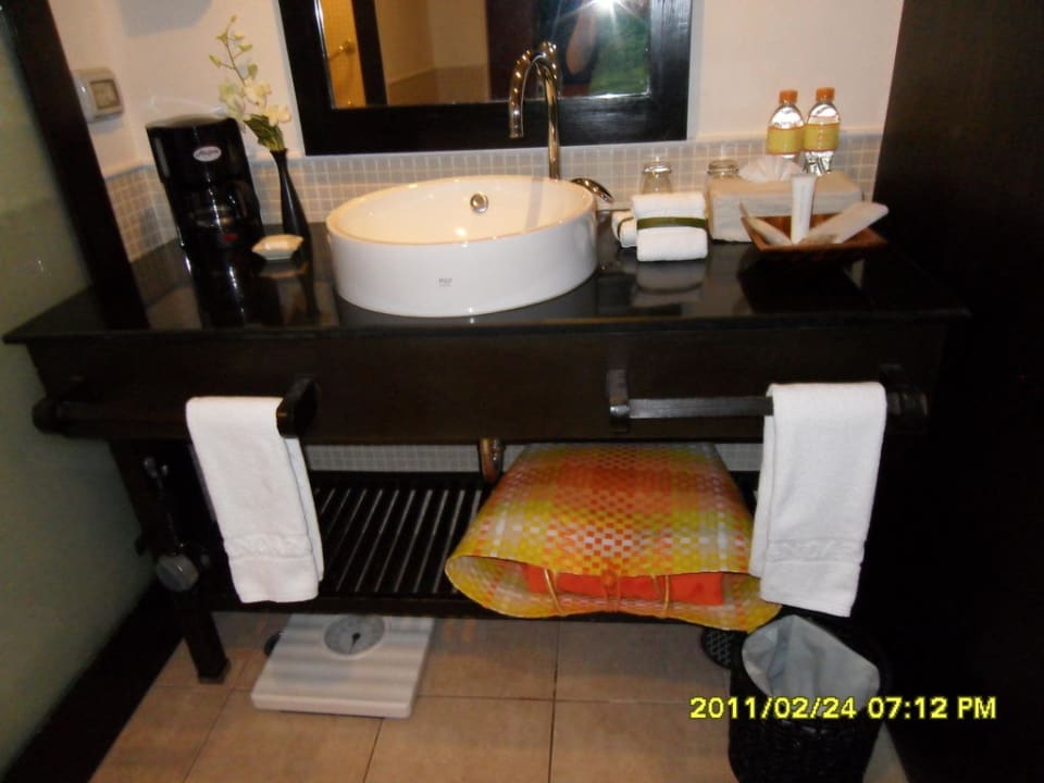 Раковина в ванной Bandara Resort & Spa Samui