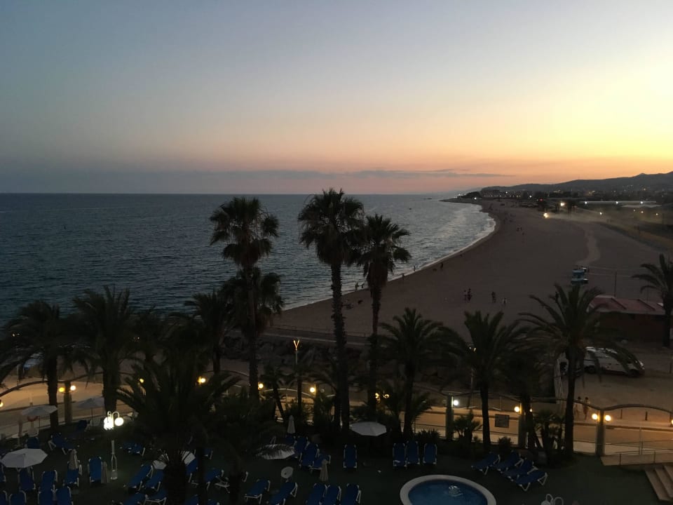 Widok wieczorny CAPRICI BEACH HOTEL & SPA