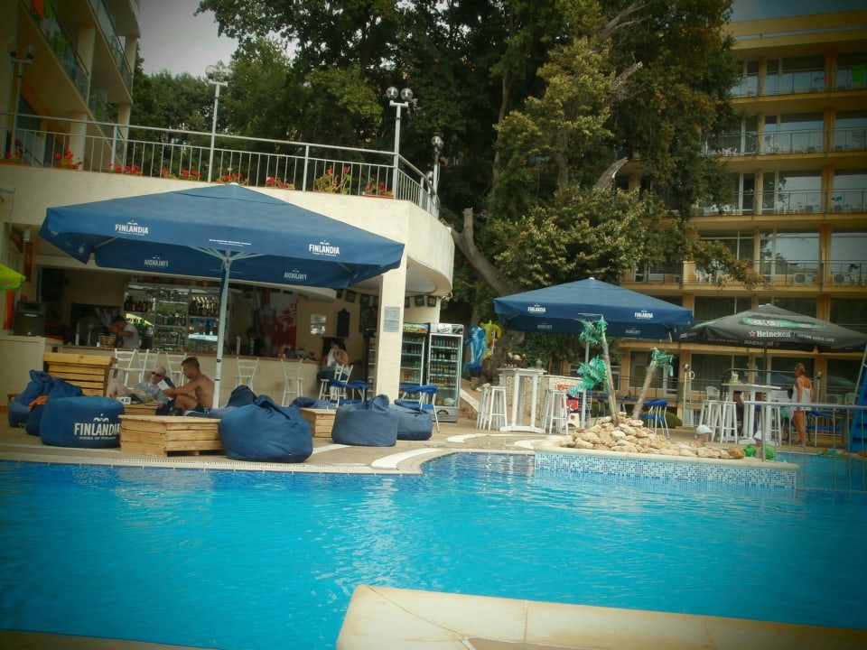 Bar przy basenie, w tle hotelowy sklepik Hotel Holiday Park