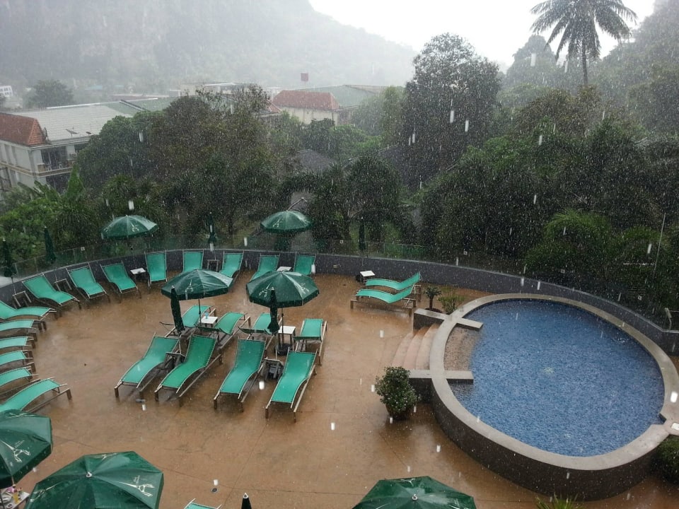 Pool bei Gewitter Krabi Cha Da Resort Hotel